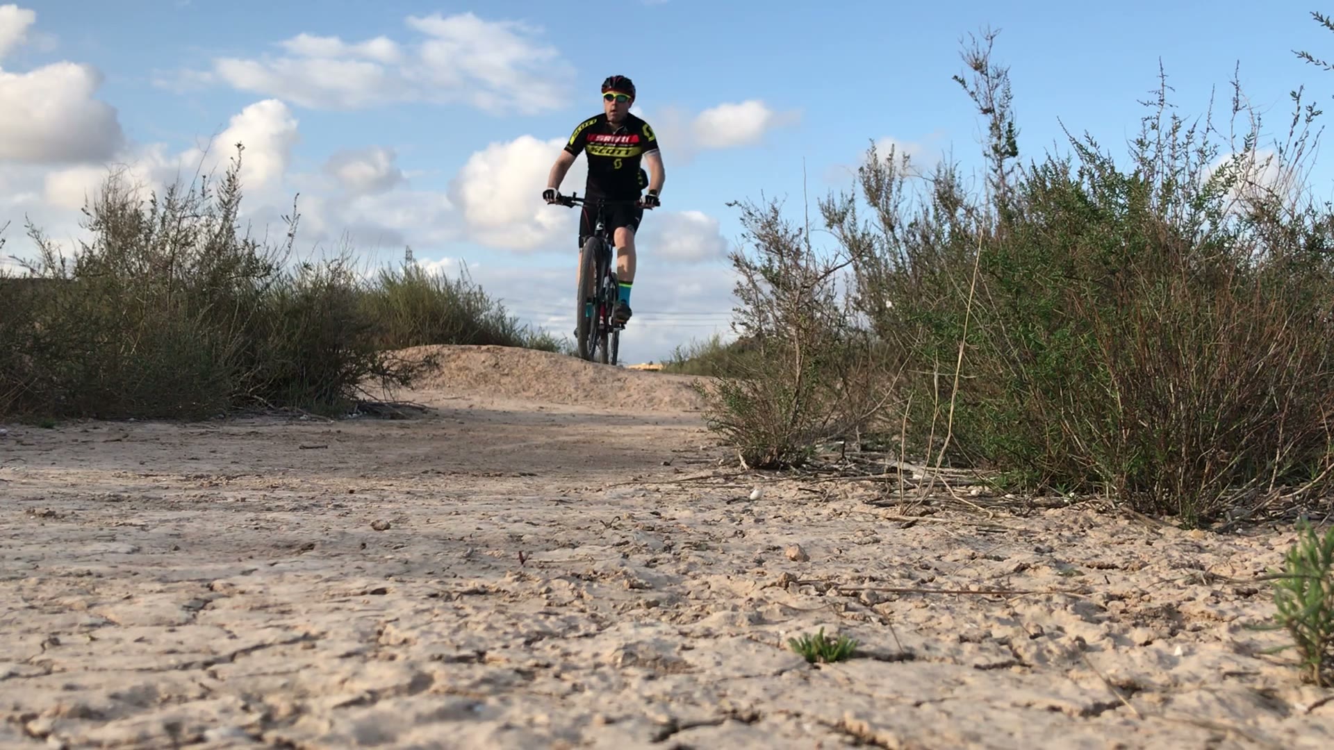 Salida en bicicleta por un sendero