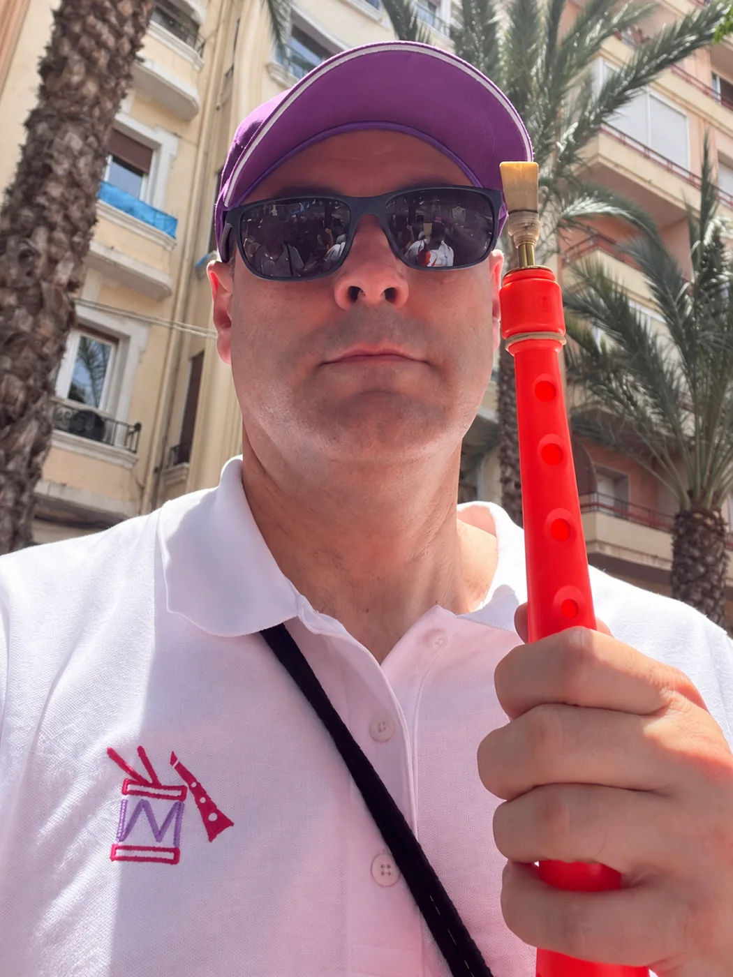 Xavier con gorra morada y dolçaina roja