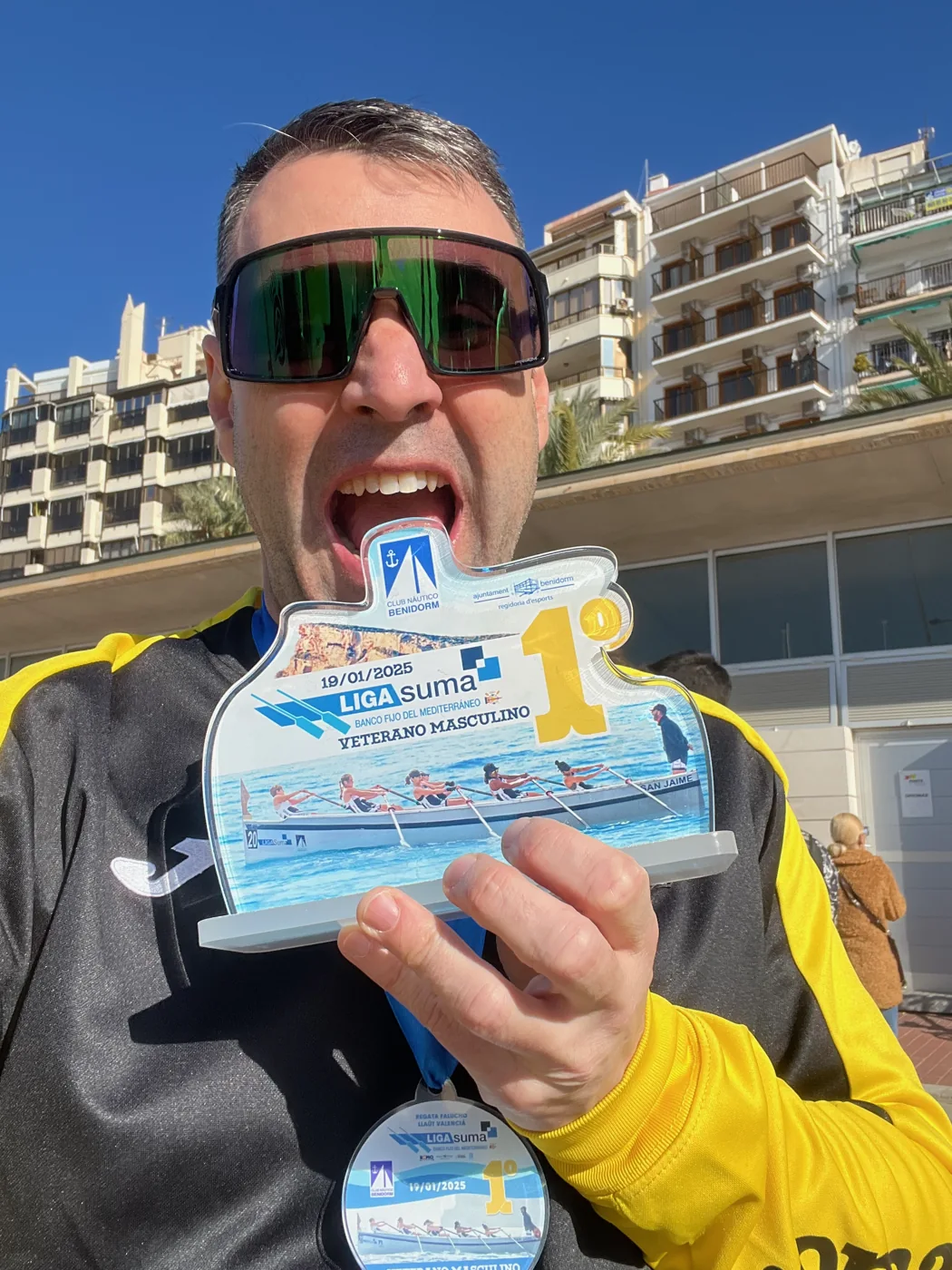 Xavier con un trofeo de remo en Benidorm, en 2025