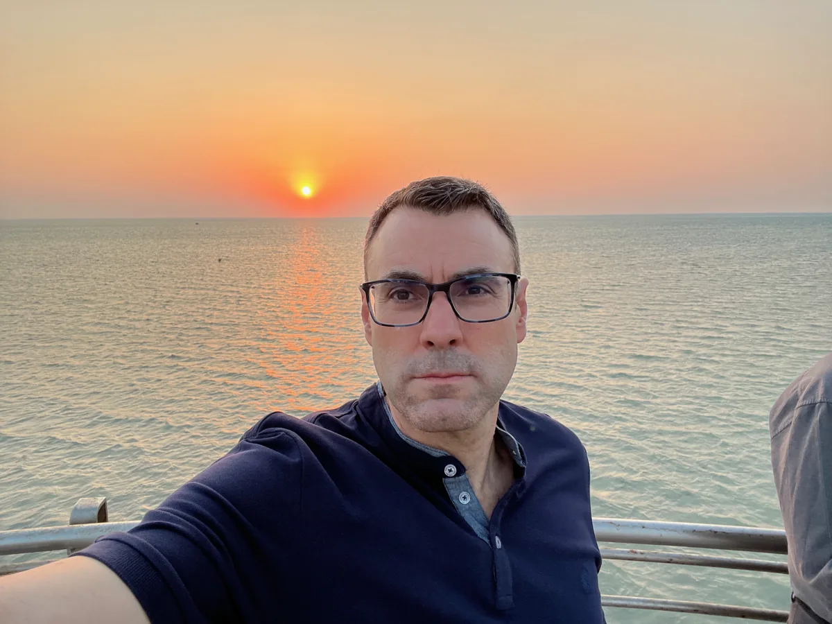 Xavier junto al mar al atardecer